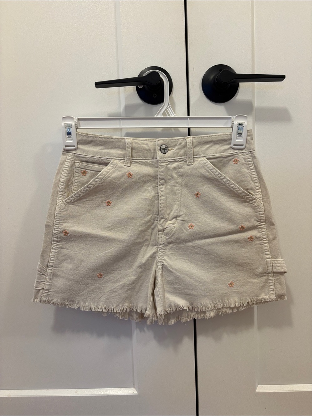 Women’s Cream Embroidered Frayed-Hem Shorts
